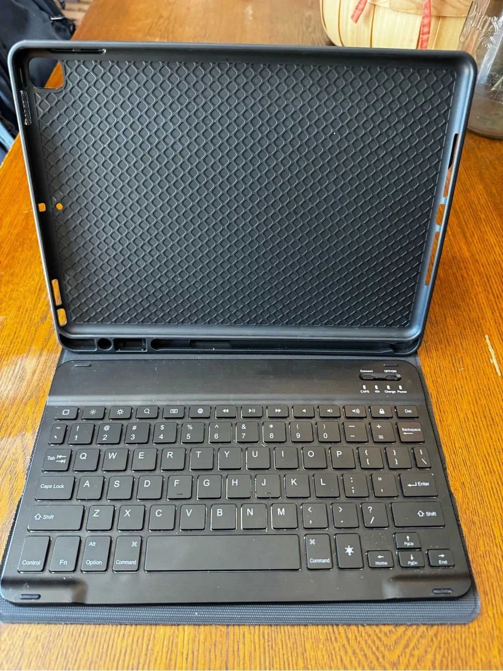 Chesona Universal Black Bluetooth Keyboard Case for iPad.